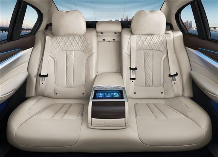 Nhờ có trục cơ sở dài, sedan 5 Series Li có không gian cho hàng ghế sau rộng tương đương với dòng xe sang cao cấp nhất 7 Series. Hàng ghế sau của xe cũng được nâng cấp với các tiện nghi như bảng điều khiển là một màn hình màu cảm ứng, các màn hình 10,25 inch trên lưng ghế trước... Những phiên bản cao cấp của xe sẽ còn có nội thất bọc da Nappa.