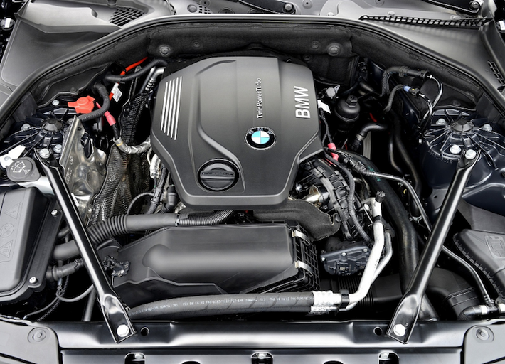 BMW sẽ bán 5 Series Li với tổng cộng 2 loại động cơ, tất cả đều chạy xăng. 2 phiên bản 525 Li và 530 Li sẽ đều được trang bị động cơ 2 lít 4 xi-lanh thẳng hàng tăng áp, nhưng sẽ có mức công suất khác nhau lần lượt là 224 và 252 mã lực.