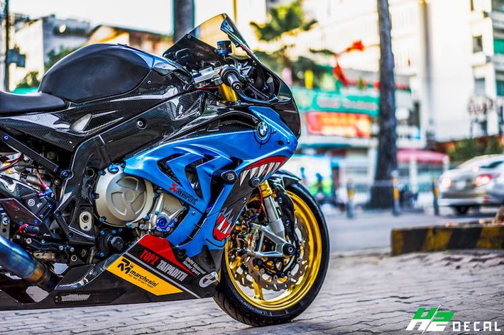 Tương xứng với biệt danh "cá mập" được dân chơi xe đặt cho, chiếc siêu môtô BMW S1000RR đã được một biker tại Sài Gòn dán toàn thân với hình ảnh loài cá mập và trang bị loạt đồ chơi "khủng".