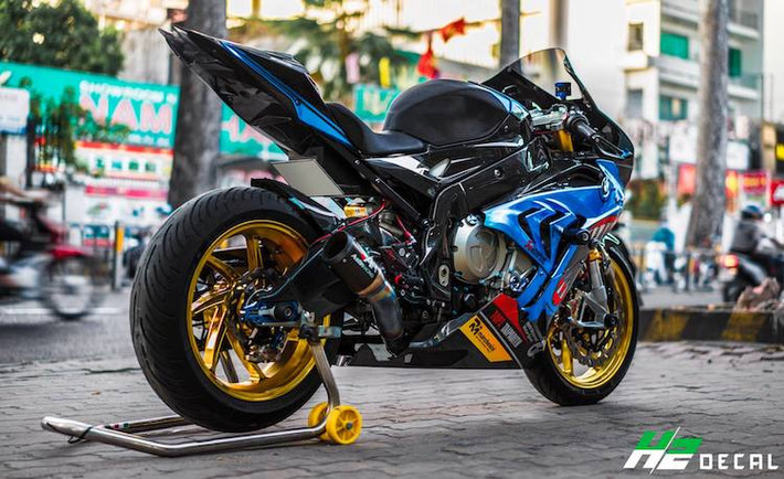 Với cây pô Austin Racing full system lon ngắn, động cơ 999 cc 4 xi-lanh với công suất 200 mã lực của S1000RR đã có âm thanh ấn tượng hơn. Hệ thống phanh sau được nâng cấp bắt đầu từ pen đạp Brembo Rossi treo trên dàn để chân Lightech R và heo Brembo Billet đối xứng ở phía sau. Bánh sau của xe cũng sử dụng mâm Marchesini Genesi M7RS, đi kèm với lốp Michelin Pilot Road 4.