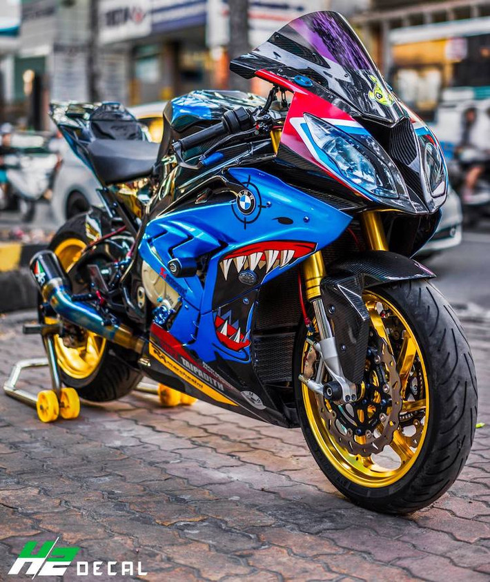 Ở phía trước, "dàn chân" nguyên bản của S1000RR đã được thay bằng mâm hợp kim 7 cánh siêu nhẹ Marchesini M7RS với màu vàng kim loại nổi bật. Hệ thống phanh trước của xe cũng đã được nâng cấp với heo Brembo GP4RX và cặp đĩa hoa Galfer.