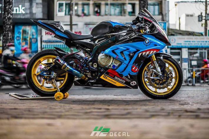Dù vốn đã là một chiếc xe "hàng khủng" nhưng siêu môtô BMW S1000RR vẫn được rất nhiều biker tại Việt Nam "chi đậm" để nâng cấp với những phụ tùng "hàng khủng". Mới đây nhất, một người chơi xe miền Nam cũng đã trang bị cho chiếc xe một loạt những món đồ chơi "hàng hiệu", khiến mẫu superbike này càng trở nên đẳng cấp hơn.