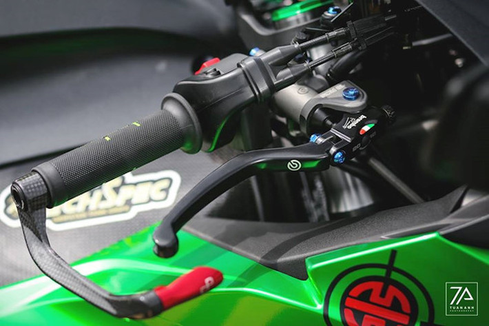 Ở phía trên tay lái, chủ xe đã trang bị cho ZX-10R cặp bao tay Domino, cùm phanh Brembo RCS 19 và bảo vệ tay phanh Lightech bằng sợi carbon. Trong khi đó, cây trợ lực Ohlins điện theo xe vẫn được giữ nguyên.