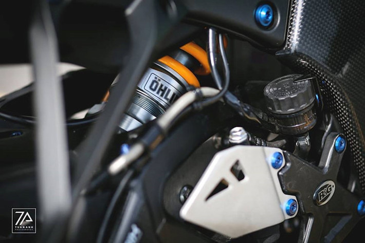 Bảo vệ cho lốc nồi động cơ là bộ bảo vệ của GB Racing, trong khi tư thế ngồi của xe đã trở nên thể thao hơn nhờ dàn để chân của R&G. Ở phía sau, chiếc xe đã được nâng cấp lên phuộc Ohlins TTX như nhiều mẫu siêu môtô hàng đầu châu Âu hiện tại.