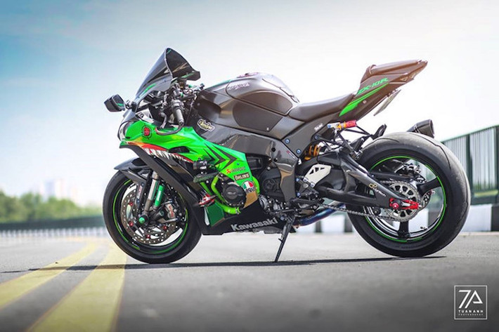 Vốn có màu xanh lá "Kawa" đặc trưng nguyên bản, tuy nhiên chiếc ZX-10R này còn được chủ nhân trang trí lại với bộ tem hình một con cá mập đang "nhe răng" chuẩn bị "xơi tái" con mồi đầy dữ dằn ở hai bên quây gió.