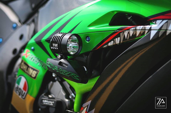Do thường xuyên chạy đường dài nên chủ xe đã trang bị thêm cặp đèn LED TUN ở hai bên thân ZX-10R để tăng cường độ sáng. Những đèn LED này được gắn vào xe trên chống đổ T-Rex loại dành riêng cho mẫu superbike nhà Kawasaki.
