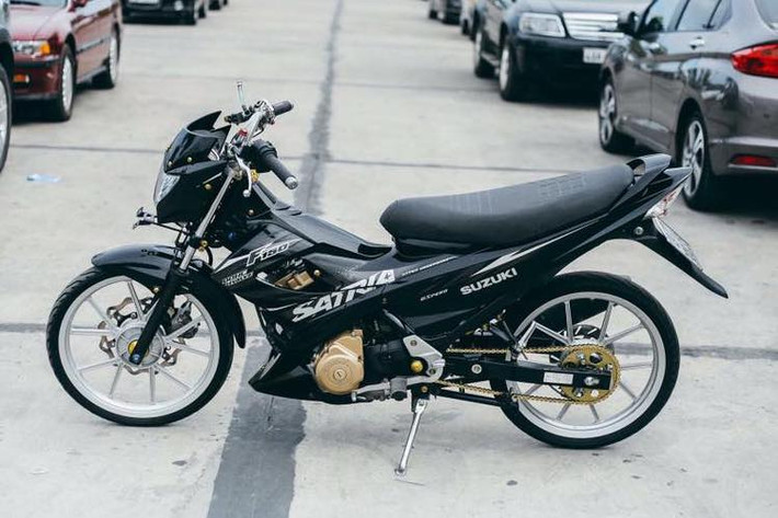 Được bán tại Việt Nam dưới tên gọi Suzuki Raider 150, Suzuki Satria F150 là phiên bản nhập khẩu nguyên chiếc từ thị trường Indonesia. Kể từ lâu, mẫu xe côn tay với kiểu dáng hyper underbone này đã rất được người chơi xe tại Việt Nam ưa chuộng bởi động cơ DOHC mạnh mẽ thuộc hàng "top" trong phân khúc.