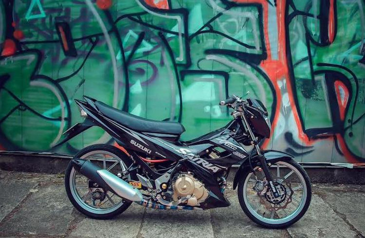 Chỉ bằng việc tập trung độ lại "dàn chân" của xe, một người chơi xe Đà Lạt đã khiến mẫu xe côn tay hyper underbone Suzuki Satria F150 có kiểu dáng hấp dẫn hơn so với xe nguyên bản.