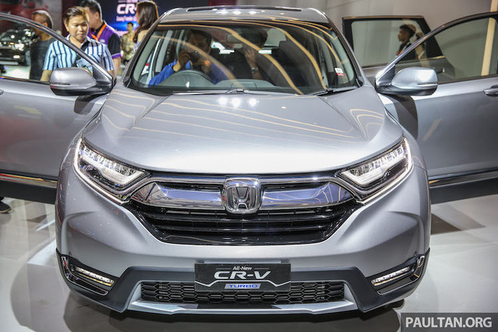 Trên CR-V mới, khác biệt lớn nhất nằm ở phần đầu với thiết kế trẻ trung hơn nhờ cụm đèn pha LED nối liền với lưới tản nhiệt mạ bóng, tương tự phong cách của Civic thế hệ mới. Đặc biệt, lưới tản nhiệt của xe còn có các màn chắn tự động Automatic Shutter Grille System, có khả năng đóng lại để giảm lực cản khí động học cho xe.