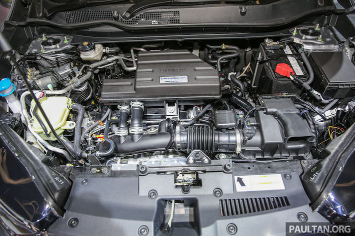 Giống như Civic mới, CR-V 2017 được trang bị động cơ 4 xi-lanh thẳng hàng, tăng áp i-VTEC Turbo 1.5l. Tuy nhiên với một số thay đổi, Honda đã nâng công suất lên 190 mã lực và mô-men xoắn cực đại đạt 242 Nm. Bên cạnh đó, phiên bản động cơ 2.4l nạp khí tự nhiên của thế hệ hiện tại cũng tái xuất hiện với công suất 184 mã lực và mô-men xoắn 244 Nm.