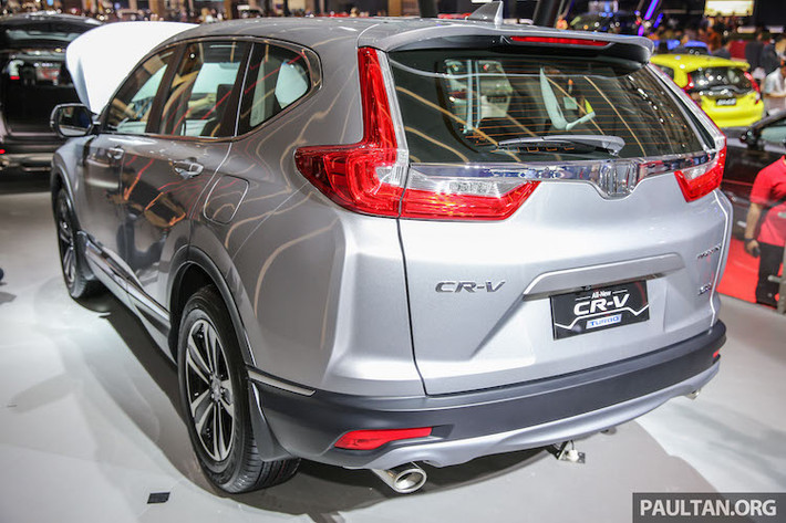 Ở hai bên thân xe, CR-V thế hệ mới cũng có thiết kế với nhiều điểm mới mẻ. Phiên bản 1.5l tăng áp ở thị trường Indonesia sẽ có mâm 5 cánh 2 tông màu, trong khi bản 2.0 có mâm 6 cánh lạ mắt. Trong khi đó, đuôi xe nổi bật với những đường nét góc cạnh hơn, đèn hậu LED hình chữ L và thanh mạ chrome chạy ngang. So với thế hệ trước, CR-V mới có trục cơ sở dài hơn 41 mm.
