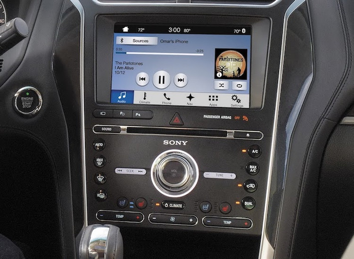Bên trong nội thất của Explorer 2018 đã được Ford trang bị modem 4G kèm bộ phát sóng Wifi, cho phép 10 thiết bị kết nối internet cùng một lúc từ khoảng cách tối đa 15 m. Nhờ có Wifi, khách hàng có thể sử dụng ứng dụng di động FordPass để khởi động, khóa/mở cửa và định vị xe ở bất kỳ nơi nào.