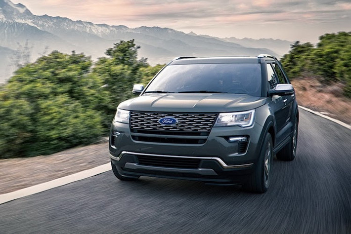 So với bản nâng cấp lớn đã được "trình làng" từ năm 2014, Explorer 2018 gần như không có gì thay đổi ở ngoại thất. Phải rất tinh ý, những người yêu xe mới có thể phát hiện ra lưới tản nhiệt cùng hốc đèn sương mù ở phía trước chiếc xe đã được sửa đổi nhẹ.