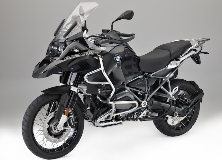 BMW Motorrad đã trở thành hãng xe máy đầu tiên trên Thế giới sản xuất môtô hybrid kết hợp động cơ xăng-điện và dẫn động cả 2 bánh với chiếc xe môtô BMW R1200GS xDrive Hybrid, dựa trên dòng xe địa hình nổi tiếng của hãng là BMW R1200GS.