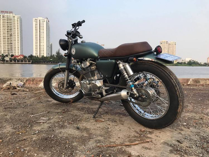 Mẫu xe môtô phân khối lớn Honda LA250 sau khi "qua tay" xưởng độ Tự Thanh Đa tại Sài Gòn đã có kiểu dáng tracker cổ điển, đơn giản nhưng đầy cá tính.