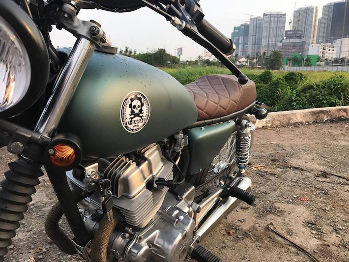 Phần bình xăng của chiếc xe cũng vẫn giữ lại của LA250 gốc, tuy nhiên cặp nắp che hai bên ắc quy đã được thay thế với kích thước lớn hơn. Toàn bộ thân xe đã được sơn lại trong gam màu xám mờ mạnh mẽ.