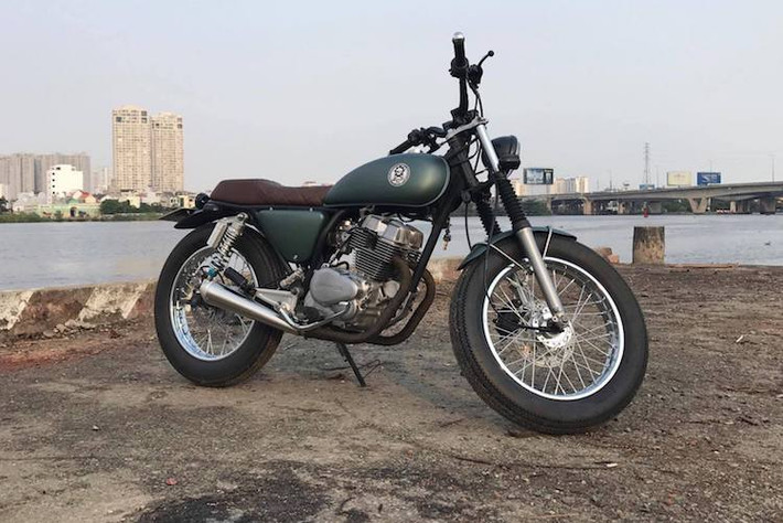 Từ chiếc Honda LA250 nguyên bản thanh lý Nhà nước, xưởng độ Tự Thanh Đa tại Sài Gòn đã "dọn dẹp" nhẹ chiếc xe theo kiểu dáng tracker cổ điển. Không thay đổi quá nhiều các chi tiết nguyên bản của chiếc xe, nhưng bản độ này đã khiến chiếc LA250 trông hoàn toàn khác biệt và cá tính hơn.