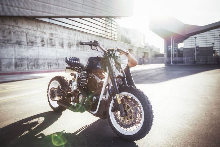 Sau khi độ lại, chiếc Sportster 1200 của hãng JSK Moto đã hoàn toàn "thoát xác" từ một chiếc cruiser để trở thành chiếc Harley-Davidson bản tracker hiệu năng cao. Đặc biệt, chiếc xe cũng có thể nhanh chóng trở thành một chiếc cafe racer đầy phong cách bằng cách thay ghi-đông bằng tay lái clip-on.