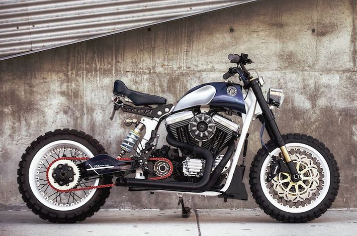 Trên bản độ này, JSK Moto đã chỉ giữ lại động cơ nguyên bản của xe. Trong khi đó, "dàn chân" của Sportster đã được thay đổi hoàn toàn với phuộc trước Showa từ kèm chảng ba CNC Racing, phanh Brembo và phuộc sau độ thành monoshock nối với gắp đơn của Ducati 919. Cặp niềng căm Kineo đường kính 17 inch thay cho niềng nguyên bản của xe, kết hợp với những chiếc lốp gai địa hình.