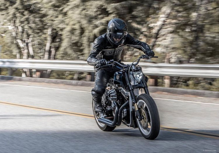 Đúng như tên gọi, bản độ Sportster 1200 của JSK Moto được sơn màu xanh cobalt bởi Air Runner, cùng với những đường trang trí kẻ tay thực hiện bởi nghệ nhân G.Tiki. Để tạo sự tương phản so với màu sơn xanh, bộ niềng bánh xe cùng khung của Cobalt Storm đã được sơn màu trắng tinh khiết.