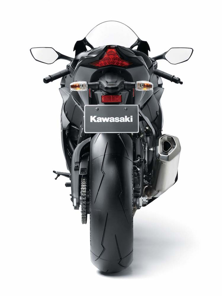 Tại Việt Nam, Kawasaki ZX-10RR sẽ chính thức được ra mắt tại triển lãm xe máy Việt Nam vào đầu tháng 5 tới. Giá bán của xe là 649 triệu đồng - cao hơn chiếc ZX-10R bản thường đúng 100 triệu đồng.