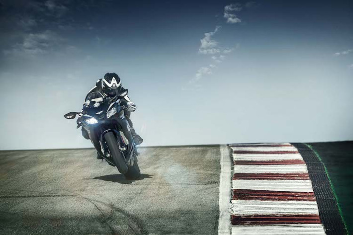Với mức giá 649 triệu đồng Kawasaki Ninja ZX-10RR được xem là sẽ đắt ngang với nhiều mẫu xe ôtô hạng B trên thị trường Việt Nam hiện nay, nếu khách hàng bỏ ra số tiền này có thể mua được một chiếc sedan Suzuki Ciaz mới mà vẫn dư tiền để sắm thêm xe tay ga Honda SH Mode 2016.