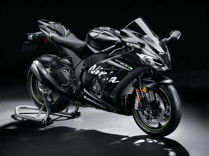 Là bản nâng cấp của chiếc siêu môtô ZX-10R thế hệ mới, Kawasaki Ninja ZX-10RR đã được cải tiến một loạt các chi tiết để tiến tới gần hơn cấu hình của một chiếc xe đua chuyên nghiệp tại giải World Superbike Championship (WSBK). Được ra mắt lần đầu tại triển lãm Intermot 2016, mẫu xe này sắp sửa được phân phối chính thức tại Việt Nam trong tháng 5/2017.