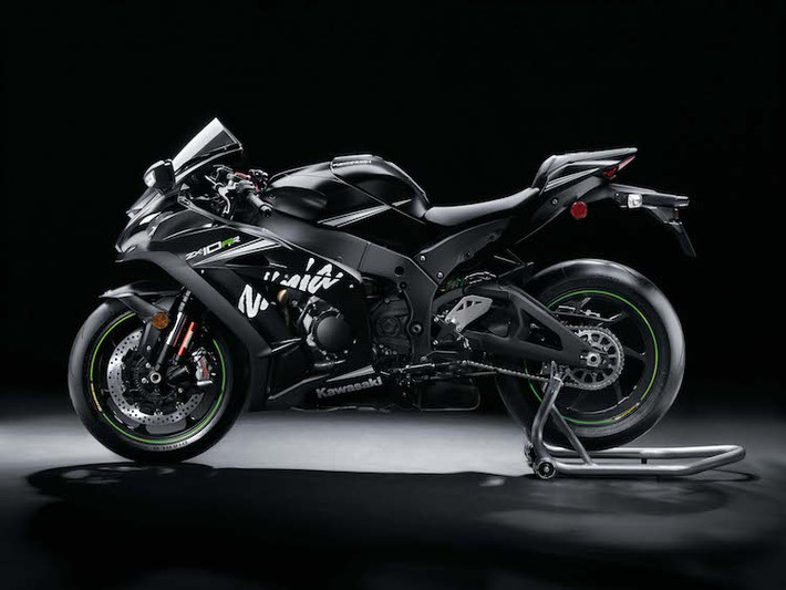 Về ngoại hình, Ninja ZX-10RR có thiết kế gần như không thay đổi so với phiên bản thường, ngoại trừ ốp yên solo thay cho vị trí yên của người ngồi sau. Chiếc xe sẽ được bán với tông màu đen mờ mạnh mẽ, cùng dàn áo đi tem theo phong cách mẫu xe đua ZX-10R phiên bản thử nghiệm mùa đông Winter Test của đội đua Kawasaki Racing Team tại giải WSBK.