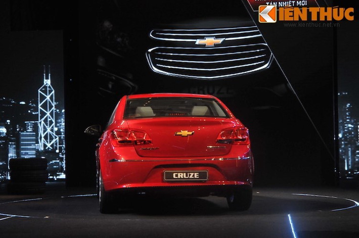 Đặc biệt nếu so với Mazda 3 - mẫu xe bán chạy nhất phân khúc C hiện nay, doanh số của Cruze chỉ bằng gần 1/3 nếu tính riêng trong tháng 3 và gần 1/4 nếu tính toàn quý 1/2017. Chỉ tính riêng trong tháng 3, Mazda 3 đã bán được 962 chiếc - lớn hơn tổng doanh số toàn quý của Chevrolet Cruze và đạt tổng cộng 3134 chiếc nếu tính từ tháng 1 tới tháng 3/2017.
