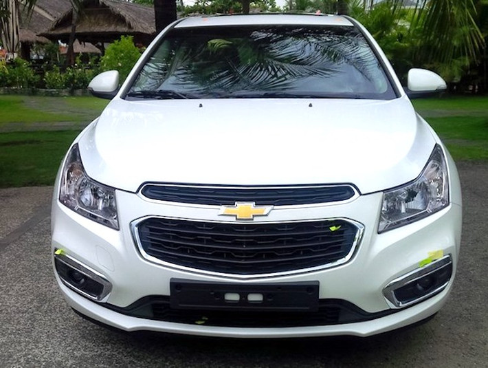Ở đợt nâng cấp năm 2015, Cruze có lưới tản nhiệt và cản trước của xe đã được thiết kế lại, với các viền chrome sang hơn, bổ sung thêm đèn LED ban ngày và phần đuôi cũng sở hữu kiểu dáng mới mẻ hơn. Tới năm 2016, chiếc xe được nâng cấp lên đèn pha dạng thấu kính tự động bật tắt theo điều kiện ánh sáng tích hợp dải đèn LED ban ngày.