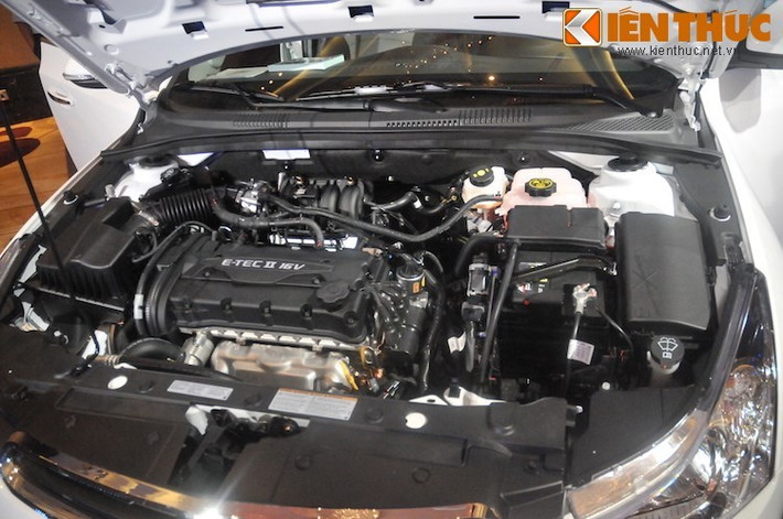 Cruze 2015 được bán tại Việt Nam với 2 phiên bản chính là LT và LTZ. Trong đó bản LT được trang bị động cơ 4 xi-lanh 1.6l (107 hp/150Nm) kết hợp với hộp số sàn 5 cấp. Bản cao cấp LTZ có động cơ 1.8l (139 hp/176 Nm) cùng hộp số tự động 6 cấp. Một số tiện nghi cao cấp như ghế da, khởi động nút bấm, Cruise Control, mâm đúc 17 inch... sẽ chỉ xuất hiện trên phiên bản LTZ.