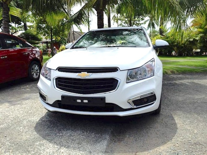 Tại Việt Nam, hiện nay Chevrolet Cruze đang có giá bán khởi điểm từ 589 triệu đồng cho bản LT và 699 triệu đồng cho bản LTZ cao cấp nhất.