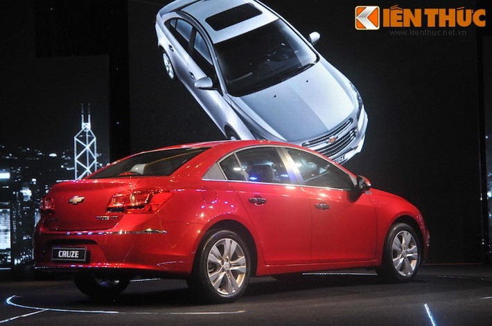 Tính riêng trong tháng 3, Chevrolet đã bán được 325 chiếc Cruze, trong khi tính tổng quý 1 của năm 2017, đã có tổng cộng 864 chiếc xe thuộc cả 2 phiên bản là LT và LTZ tới tay khách hàng Việt. So với các dòng xe khác của Chevrolet, doanh số Cruze hiện đang ở mức cao nhất tuy nhiên nếu nhìn ra toàn bộ phân khúc C, những con số này chỉ đạt mức trung bình.