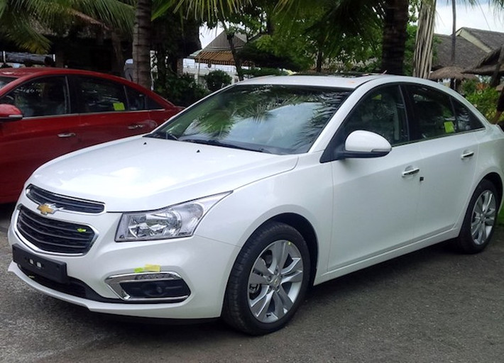 Trong khi đó, tới tháng 8 cũng cùng năm 2015, Chevrolet mới bắt đầu giới thiệu phiên bản nâng cấp giữa vòng đời (facelift) của Cruze thế hệ đầu tiên tại Việt Nam. Tới cuối năm 2016, một lần nữa dòng xe này lại được Chevrolet nâng cấp nhẹ, nhưng vẫn tiếp tục thuộc thế hệ đầu tiên.