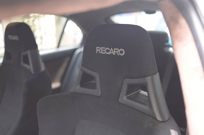 Một số chi tiết độ như cần số Ralliart, cần phanh tay Ralliart và cặp ghế trước thể thao Recaro giúp chiếc xe giống với phiên bản Evo X hơn. Toàn bộ nội thất của xe đã được bọc trong vải Alcantara, với một số vị trí chần chỉ vân con thoi giống nhiều mẫu xe siêu sang.