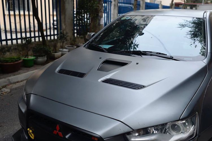 Ở dạng nguyên bản, Lancer Ralliart vốn đã có phần đầu mang phong cách Lancer Evo X với cản trước thể thao và nắp ca-pô được "trổ" thêm khe gió. Chính vì vậy chủ xe đã chỉ nâng cấp nhẹ bằng cách trang bị nẹp khí động học ốp dưới cản trước và nâng cấp đèn pha của xe với bóng đèn thấu kính projector kèm đèn LED ban ngày.