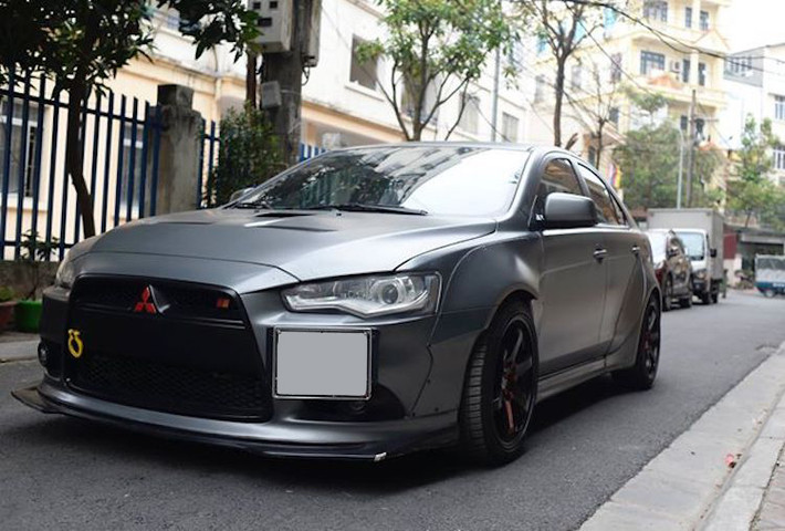 Đối với những fan hâm mộ dòng xe sedan thể thao Mitsubishi Lancer Evolution X nhưng không có đủ điều kiện tài chính để sở hữu mẫu xe này, phiên bản thấp hơn là mẫu xe Mitsubishi Lancer Ralliart Sportback là một sự lựa chọn hấp dẫn. Dù có giá rẻ hơn nhưng chiếc xe vẫn sở hữu hệ dẫn động 4 bánh nổi tiếng của Mitsubishi, động cơ tăng áp 2.0l 234 mã lực và hộp số ly hợp kép 6 cấp.
