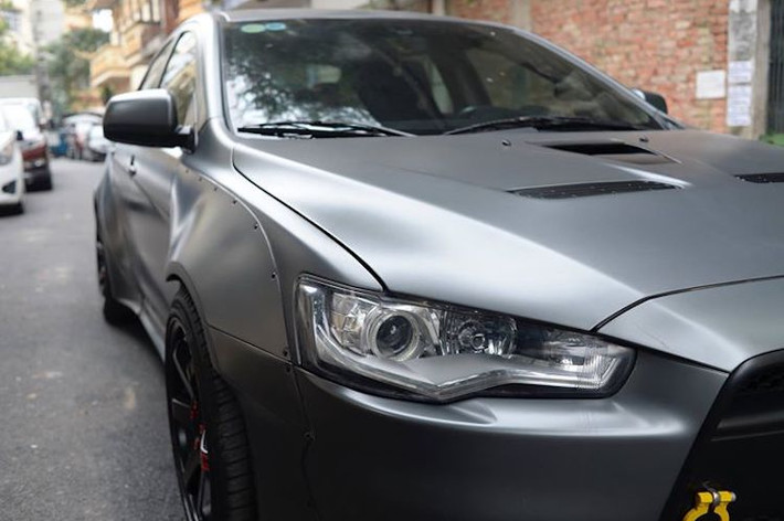 Bên dưới nắp ca-pô, khối động cơ 4 xi-lanh tăng áp 2.0l của Lancer cũng được độ lại khá triệt để với một danh sách dài các phụ tùng khác nhau như két làm mát AMS, bộ lọc khí thải AMS, van xả áp suất turbo AMS, lọc gió K&N, bộ nâng cấp ECU Accessport của COBB...