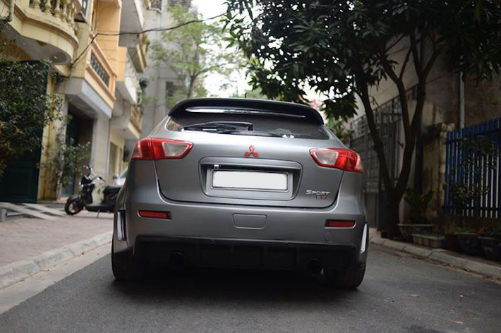 Sau khi được độ lại, chiếc Mitsubishi Lancer Ralliart Sportback của người chơi xe tại Hà Nội đã trở nên hoàn hảo về mọi mặt. Dự kiến, số tiền sau khi hoàn thành việc độ chiếc xe này cũng lên đến cả trăm triệu đồng.