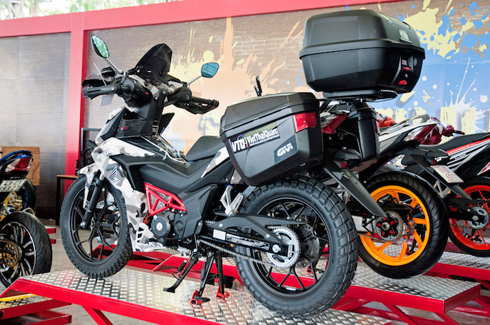 Chiếc xe côn tay underbone Honda Winner 150 đã được người chơi xe Việt "lột xác" thành một mẫu xe địa hình đường trường (adventure) chuyên dụng nhờ các phụ kiện được lắp thêm.