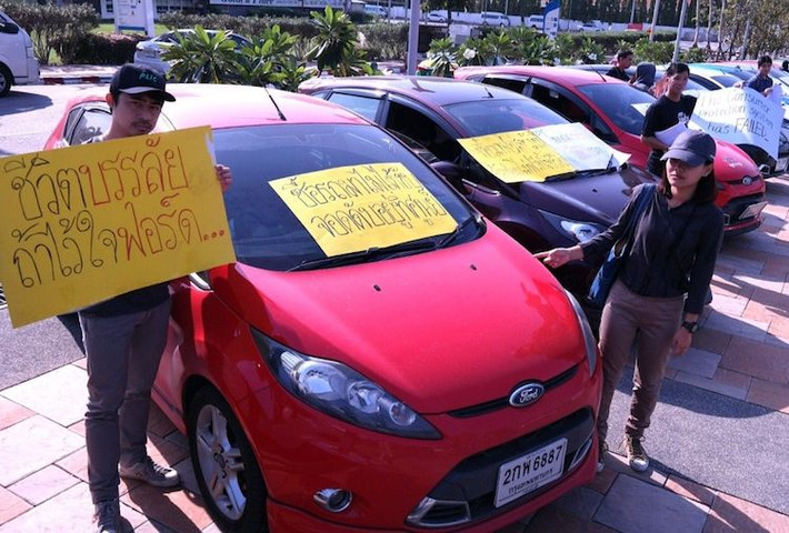Không chỉ có thị trường Việt Nam, Ford cũng gặp rắc rối với những chiếc xe lỗi kỹ thuật tại Thái Lan. Khoảng 400 chủ xe Fiesta và Focus đã đâm đơn kiện Ford Thái Lan, yêu cầu hãng mua lại xe của họ và bồi thường 24 triệu baht (gần 700.000 USD) vì quảng cáo sai sự thật và lỗi có thể gây cháy động cơ.