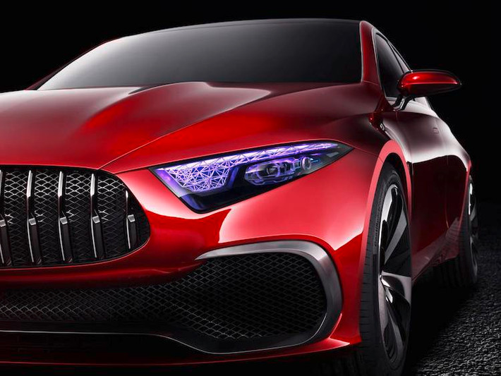 Ở phía trước, Concept A Sedan sở hữu "bộ mặt" mang đậm chất thể thao với lưới tản nhiệt nan dọc mang tên Panamericana như siêu xe AMG GT, cản trước với các khe hút gió rộng và nắp ca-pô có 2 gân nổi tương tự các dòng xe Mercedes-AMG hiện nay. Cụm đèn trước LED sắc sảo của chiếc xe còn có chóa đèn với thiết kế hình học đầy phức tạp.