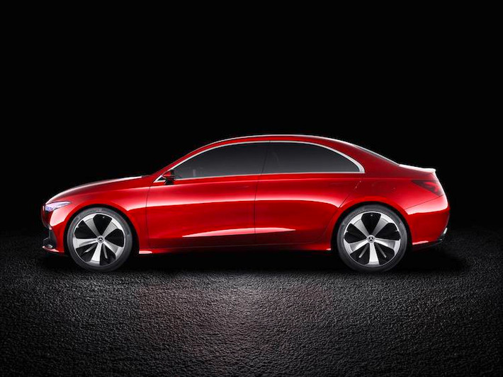 Với phần đầu dài, đuôi ngắn cùng các bề mặt thân xe "thuôn mượt", Concept A Sedan đại diện cho "mốc son" mới của ngôn ngữ thiết kế Sensual Purity. Là một chiếc sedan, chiếc xe có vòm mái thẳng hơn so với chiếc coupe 4 cửa CLA-Class hiện nay. Các vòm bánh xe được "bơm" rộng và đi kèm với bộ mâm 5 cánh 20 inch khỏe khoắn.