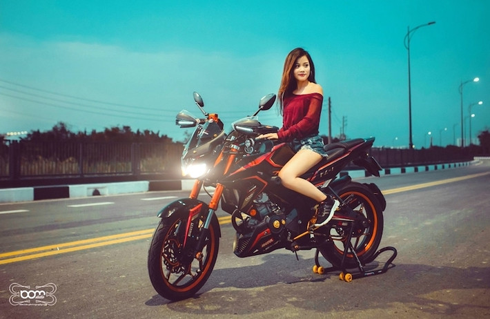 Sau khi được độ lại, chiếc FZ150i đã trở nên "ngầu" hơn với kiểu dáng mang phong cách Kawasaki Z1000. Chiếc xe càng trở nên hấp dẫn hơn khi có bóng dáng của người đẹp Việt bên cạnh.