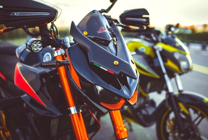 Lấy cảm hứng từ mẫu môtô nổi tiếng Kawasaki Z1000, một biker Sài Gòn đã "dọn" lại chiếc xe để khiến nó trông mạnh mẽ và gần với Z1000 hơn. Trong đó, phần đầu đèn nguyên bản của FZ150i đã được thay bằng đèn pha kép nhỏ gọn, có thiết kế y hệt Z1000 thật. Bên cạnh đó, cặp xi-nhan của chiếc xe cũng được thay bằng đèn LED Spirit Beast.