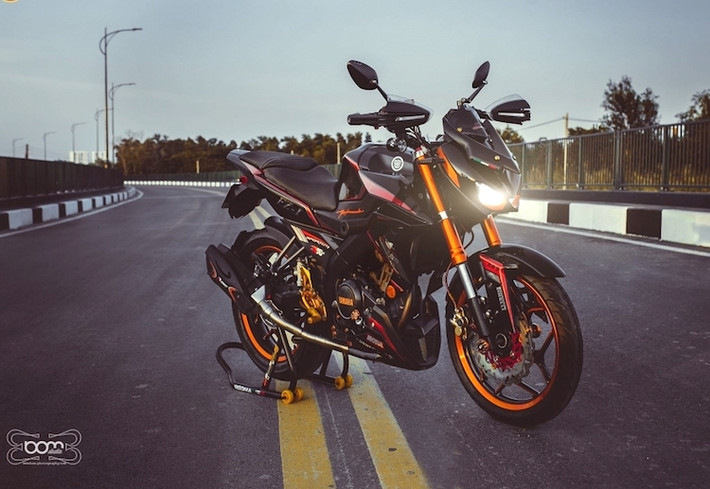 Hiện tại, giá xe Yamaha FZ150i khoảng 68,9 triệu đồng cho phiên bản thường. Trong khi đó, phiên bản tem Movistar GP có giá đắt hơn là 71,3 triệu đồng. Với giá bán tương đối hợp lý, nhiều biker trẻ tại Việt Nam đã chọn FZ150i làm "bạn đường" cho những chuyến "phượt" hoặc độ lại chiếc xe để có kiểu dáng mạnh mẽ, cá tính hơn.