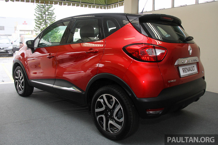 Có chiều dài 4122 mm và rộng 1778 mm, Renault Captur là một chiếc crossover cỡ nhỏ, được thiết kế nhằm cạnh tranh với các đối thủ như Nissan Juke, Peugeot 2008, Ford EcoSPort, Honda HR-V hay Mazda CX-3.