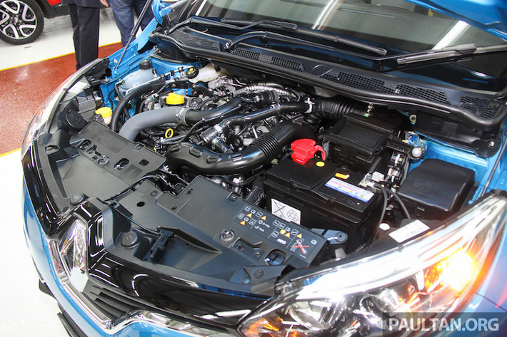 Về động cơ, Captur được trang bị cỗ máy 1.5l với công suất tối đa 120 mã lực và mô-men xoắn cực đại 190 Nm. Xe sử dụng hệ dẫn động cầu trước và có hộp số tự động ly hợp kép 6 cấp. Với hệ động lực này, Captur có khả năng đạt 0-100 km/h trong 10,9 giây và tốc độ tối đa khoảng 192 km/h.