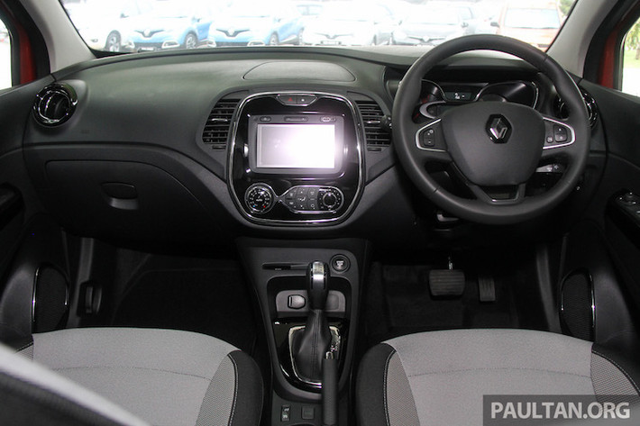 Nội thất của Captur cũng thể hiện rõ sự trẻ trung, năng động với các chi tiết tròn trịa và hiện đại, chẳng hạn như bảng đồng hồ với màn hình nhỏ nằm chính giữa báo tốc độ tương tự như một số mẫu xe môtô phân khối lớn