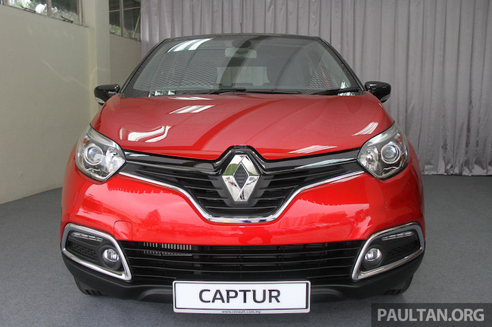 Dựa trên cơ sở chassis của chiếc hatchback hạng B Clio, Captur nổi bật bởi lối thiết kế trẻ trung và đầy "vui nhộn" mà Renault đang cố theo đuổi.